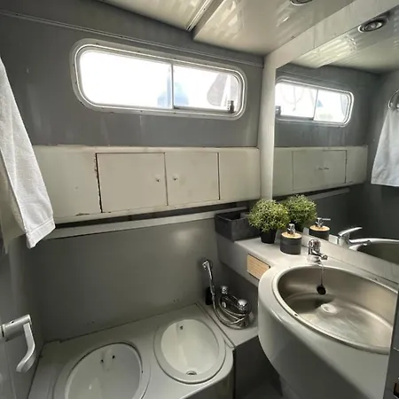 Confortable Yatch Πλωτό κατάλυμα *