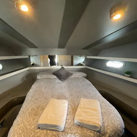 Πλωτό κατάλυμα Confortable Yatch Sant Adria de Besos