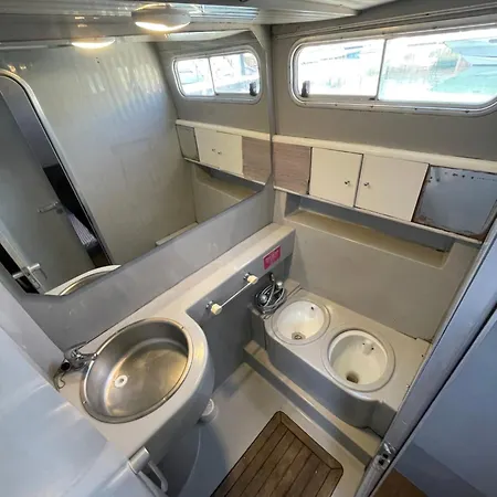 Confortable Yatch * Сан-Адриан-де-Бесос