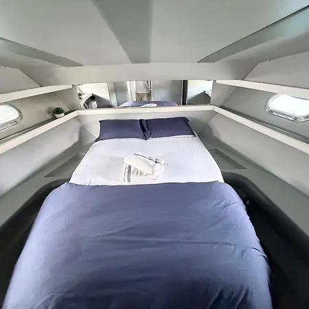 Botel Confortable Yatch