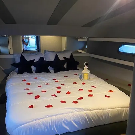 Hotel en barco Confortable Yatch